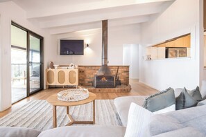 Televisión, chimenea, servicios de streaming y oficina
