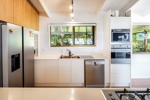 Refrigerador, microondas, horno y parrilla de estufa