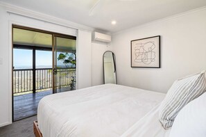 5 bedrooms, iron/ironing board, travel cot, WiFi - Montville Retreat With Hinterland & Coastal Views (Montville)