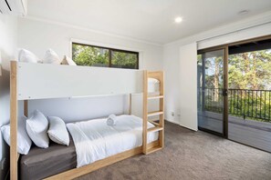 5 habitaciones, tabla de planchar con plancha, cuna de viaje y wifi 