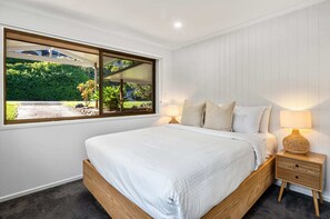 5 bedrooms, iron/ironing board, travel crib, WiFi - Montville Retreat With Hinterland & Coastal Views (Montville)