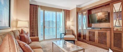 Flatskjerm-TV og kontorer