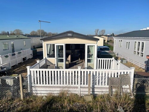 Beachfront Chalet with Bay Views, Pevensey Bay