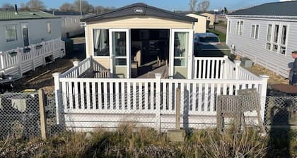 Beachfront Chalet with Bay Views, Pevensey Bay