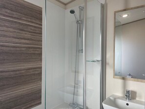 Ducha, secador de pelo y toallas