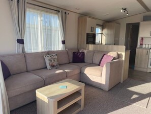 Televisión de pantalla plana, chimenea y oficina 