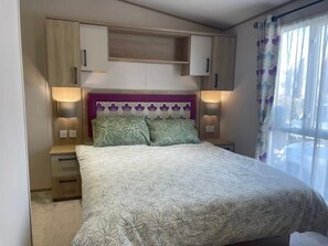 2 habitaciones, tabla de planchar con plancha, cuna de viaje y wifi 