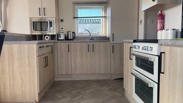 Großer Kühlschrank, Mikrowelle, Ofen, Herdplatte