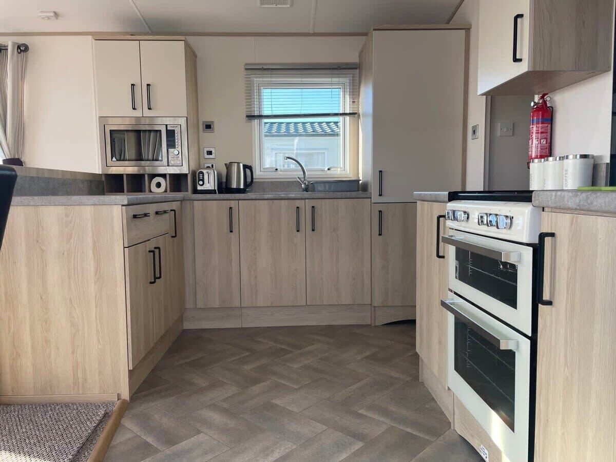 Grand réfrigérateur, micro-ondes, four, plaque de cuisson