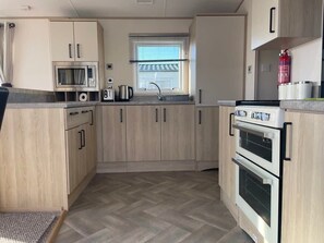 Full-size fridge, microwave, oven, stovetop