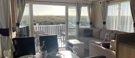 Télévision à écran plat, cheminée, espaces bureaux