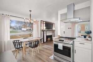Fridge, microwave, oven, stovetop - Cozy & Modern Downriver Spokane Home (Spokane)