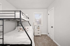 3 habitaciones, escritorio y tabla de planchar con plancha 