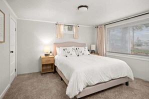 3 bedrooms, desk, travel crib, WiFi