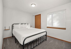 6 bedrooms, desk, travel cot, WiFi
