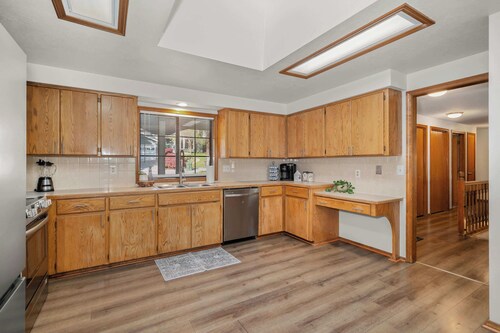Cozy Retreat I Indian Trail Large Home