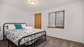 6 bedrooms, desk, iron/ironing board, travel crib