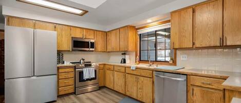 ثلاجة، ميكروويف، فرن، موقد طهي مسطح