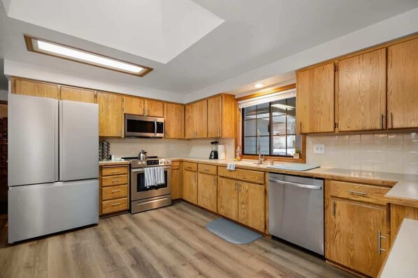 Kühlschrank, Mikrowelle, Ofen, Herdplatte