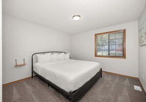 6 bedrooms, desk, travel crib, WiFi