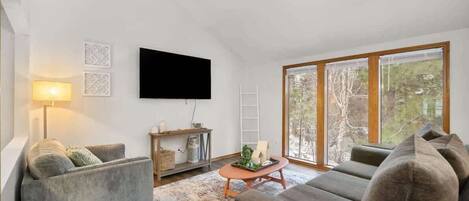 Una televisión, una chimenea, una oficina