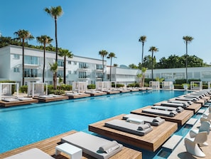 Una piscina al aire libre de temporada, camas de piscina gratis