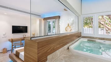 SPA One Bedroom Suite Jacuzzi with Pool View | Caja fuerte, escritorio, cortinas opacas y sistema de insonorización