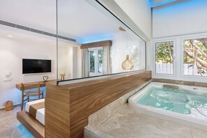 Caja de seguridad en la habitación, escritorio y cortinas blackout