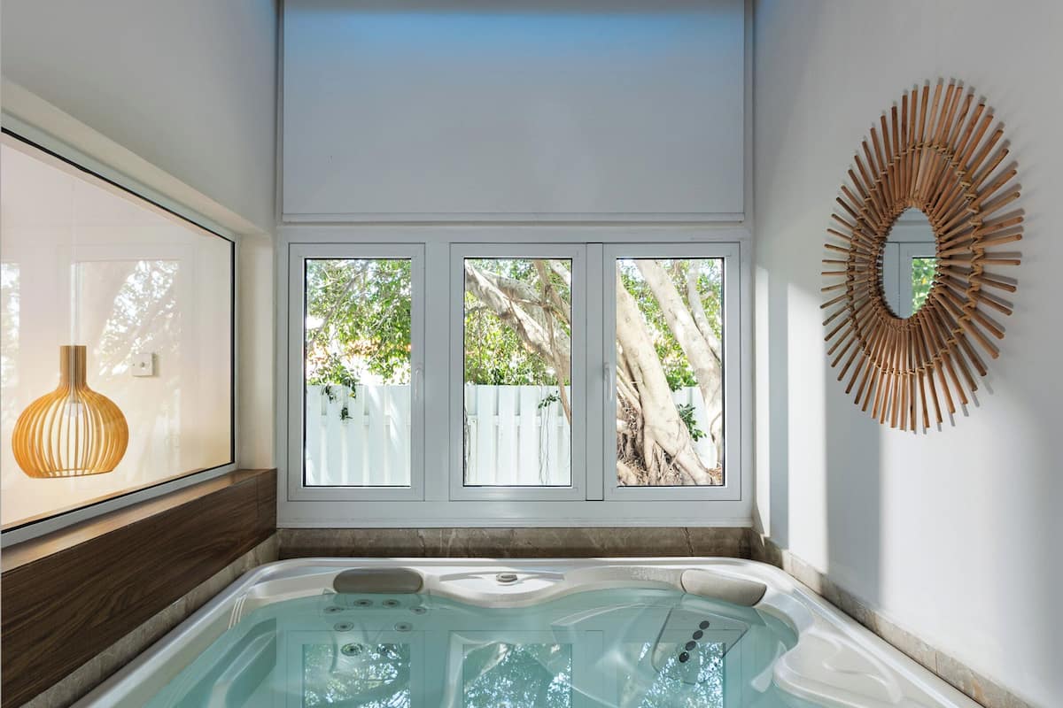 SPA One Bedroom Suite Jacuzzi with Pool View