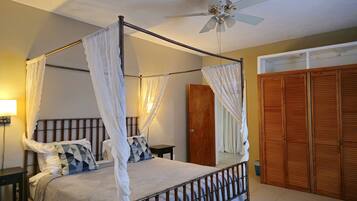 2 makuuhuonetta, silitysrauta/-lauta, ilmainen Wi-Fi, vuodevaatteet