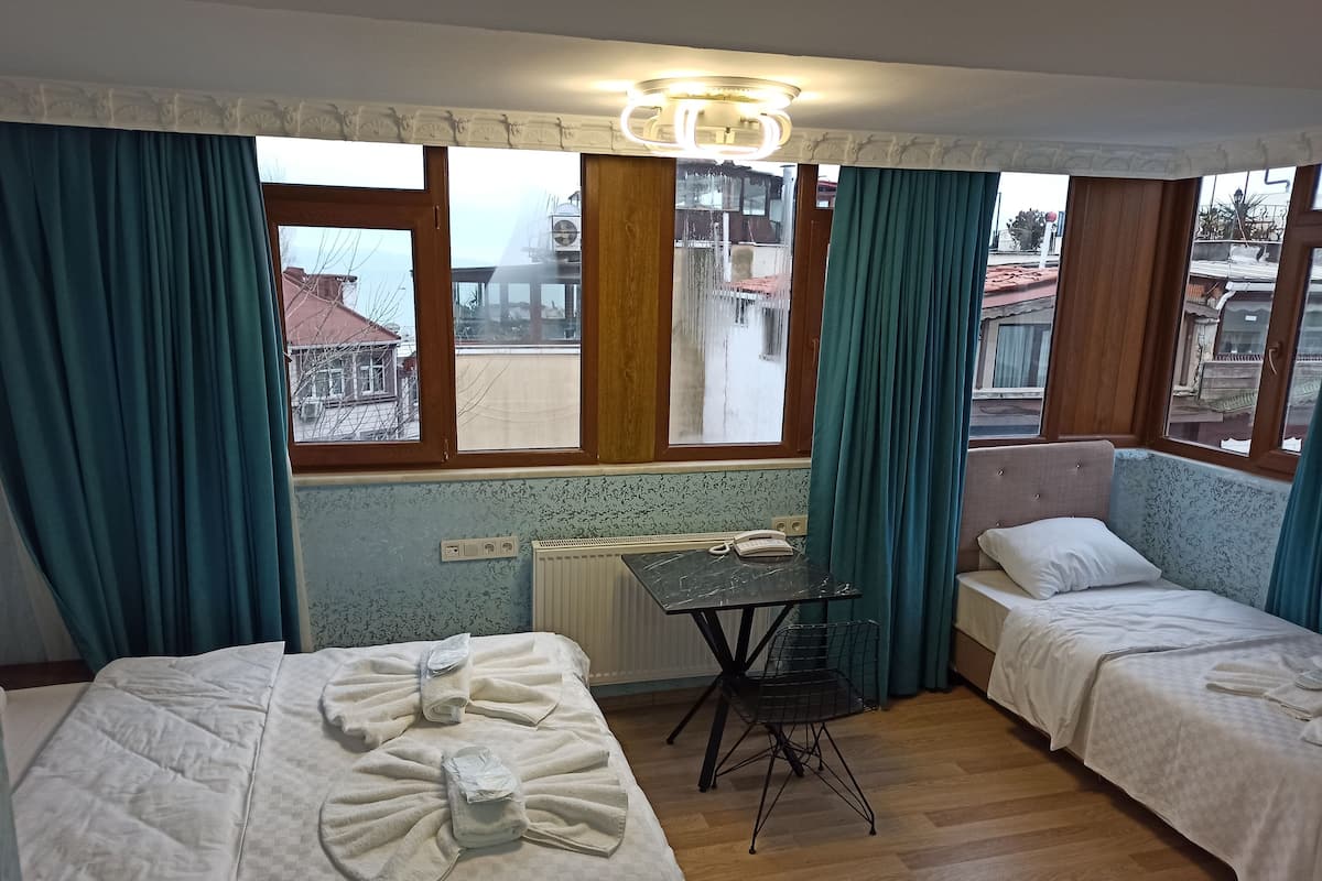 Quadruple Room | In-room safe, soundproofing, iron/ironing board, free WiFi