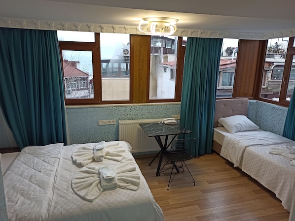 Quadruple Room | In-room safe, soundproofing, iron/ironing board, free WiFi - BLUE SAİL HOTEL (Istanbul)