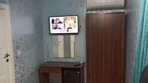 标准三人房 | 客房内保险箱、隔音、熨斗/熨衣板、免费 WiFi