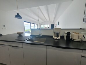 Réfrigérateur, micro-ondes, four, plaque de cuisson