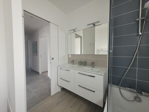 Badewanne, Haartrockner, Toilettenpapier