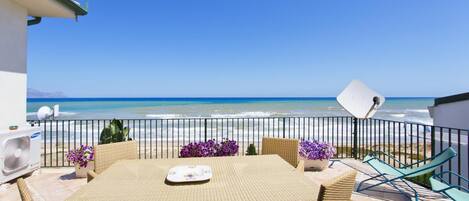 屋外ダイニングエリア