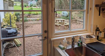 2 Bed Cottage - Sleeps 4 - Garden, Pets, Wifi
