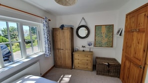 Cottage | 2 bedrooms, iron/ironing board, free WiFi, bed sheets