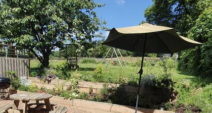 2 Bed Cottage - Sleeps 4 - Garden, Pets, Wifi