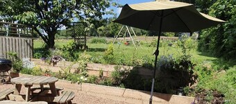 2 Bed Cottage - Sleeps 4 - Garden, Pets, Wifi