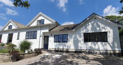 2 Bed Cottage - Sleeps 4 - Garden, Pets, Wifi