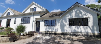 2 Bed Cottage - Sleeps 4 - Garden, Pets, Wifi