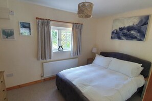 2 bedrooms, iron/ironing board, free WiFi, bed sheets - 2 Bed Cottage - Sleeps 4 - Garden, Pets, Wifi (Newton Abbot)