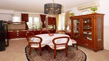 Apartment (Three bedroom apartment with Sea view) | Dining room