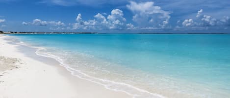Una spiaggia nelle vicinanze, lettini da mare, teli da spiaggia