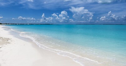 Beautiful, Cozy Beach Villa In The Heart Of Treasure Cay!