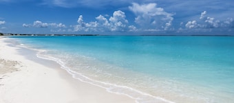 Beautiful, Cozy Beach Villa In The Heart Of Treasure Cay!
