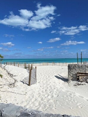 Una spiaggia nelle vicinanze, lettini da mare, teli da spiaggia