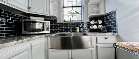 Microwave, dishwasher, coffee/tea maker, cookware/dishes/utensils