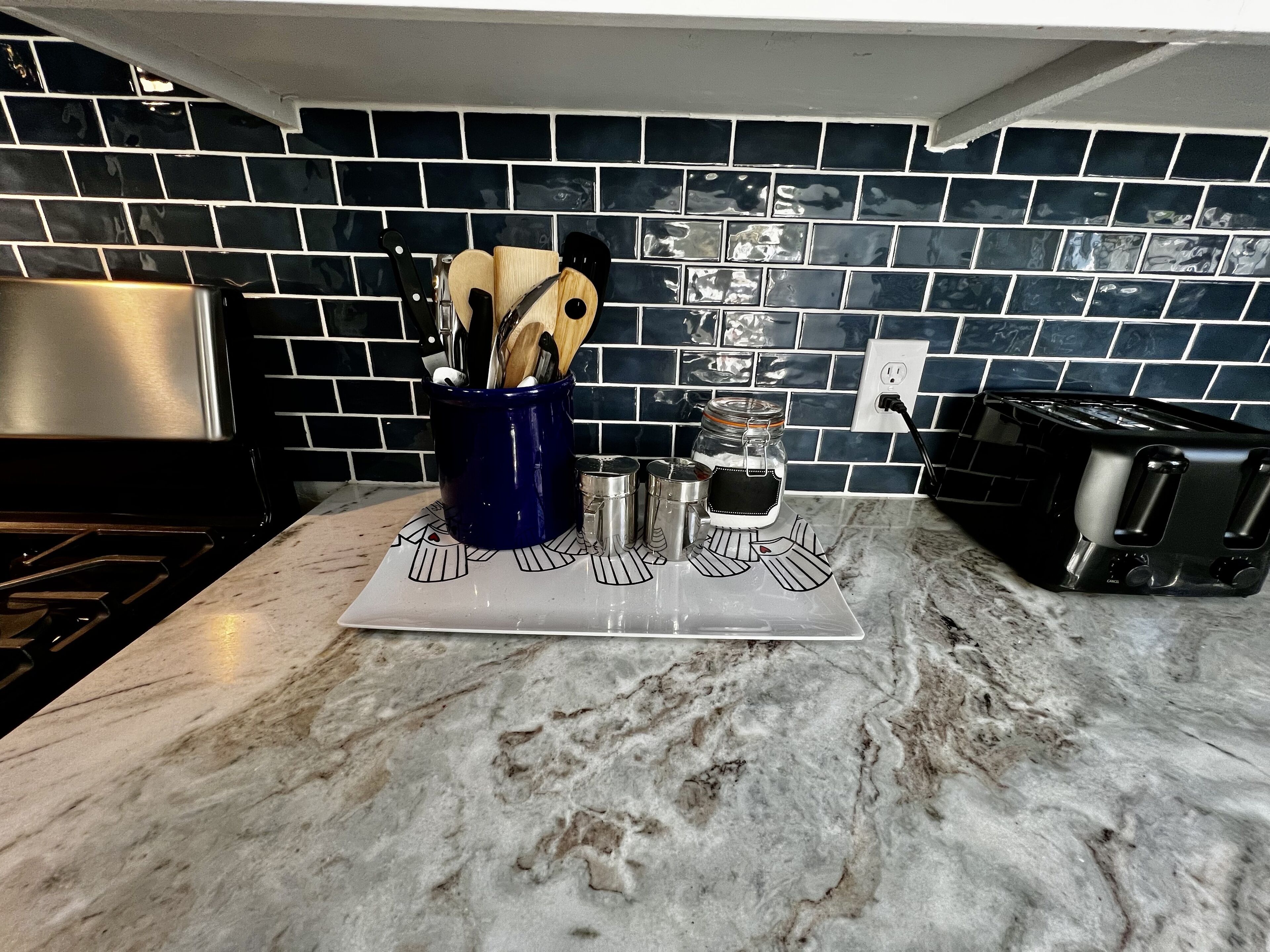 Microwave, dishwasher, coffee/tea maker, cookware/dishes/utensils